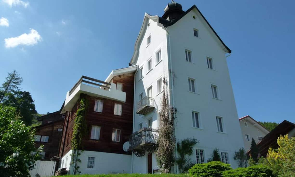 Die besonnte Südfassade besteht aus Holz und die, der Sonne abgewandten Fassaden aus...