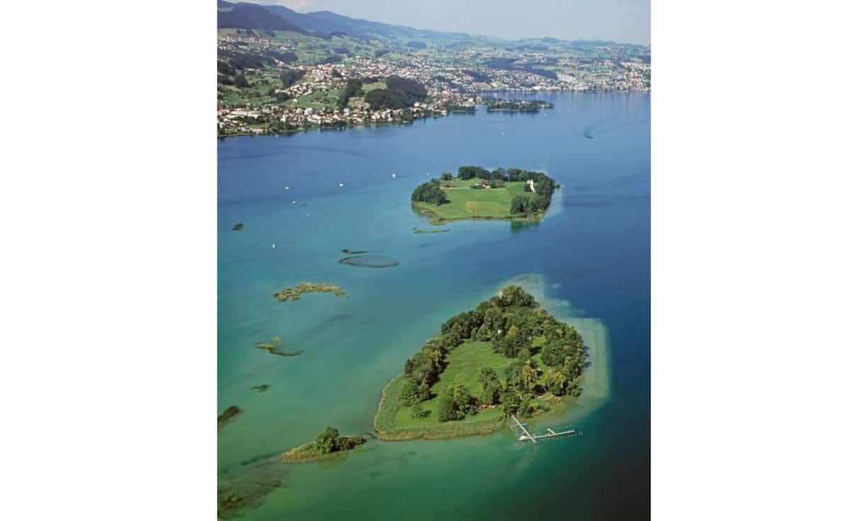 Lediglich 3,4 Hektar gross ist die Insel Lützelau im Zürichsee. Über Jahrhunderte gehörte sie dem Grafen von Rapperswil, heute ist sie ein Naturschutzgebiet.Vladi Private Islands