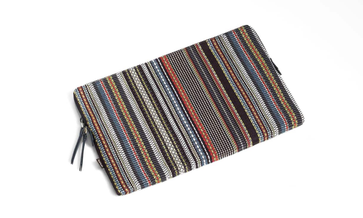 Paul Smith entwarf für das 15 Zoll MacBook
Pro eine Tasche. Sie hat alle Attribute, die den britischen Designer ausmachen: schlicht, perfekte Passform und alles andere als langweilig. 175 Euro; www.paulsmith.co.uk