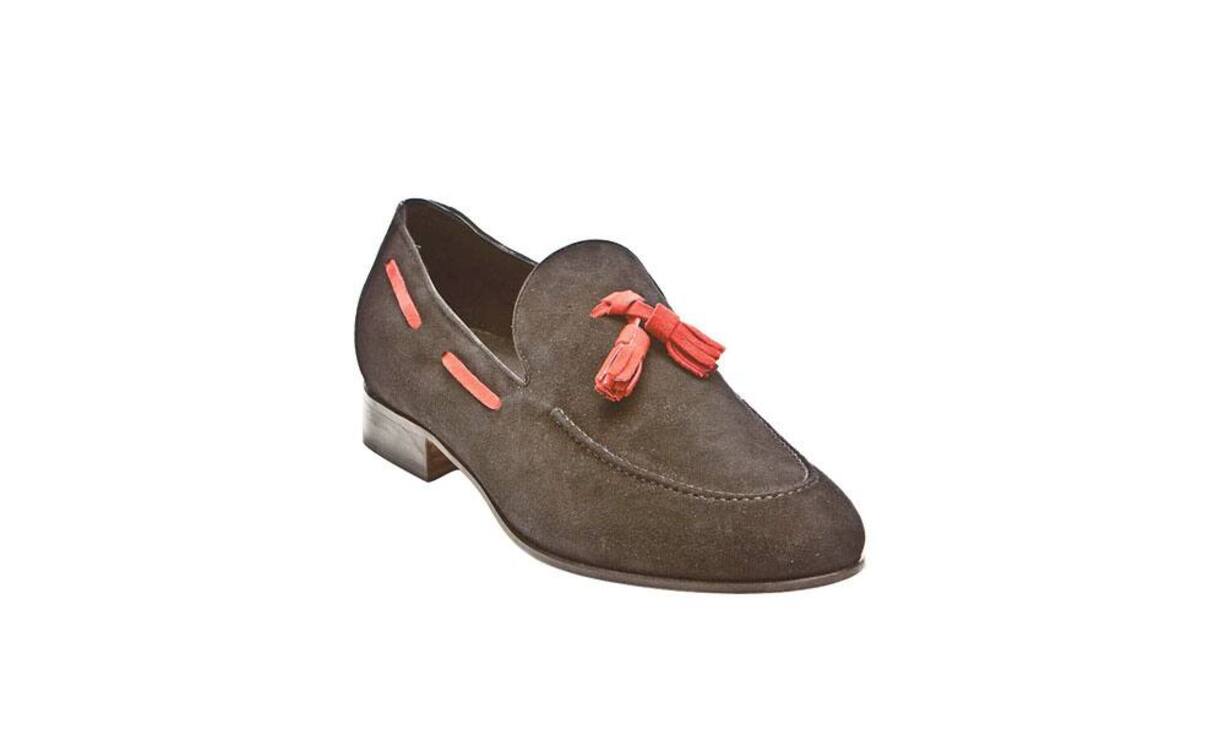 Scarosso: Mit dem Modell Mezzano hat Scarosso einen auffälligen Loafer designt und dabei den Komfortfaktor nicht vergessen. Schwarzes Veloursleder trifft auf rote Quasten. Ein gewollter Kontrast, der für modische Abwechslung sorgt. Preis 225 Franken