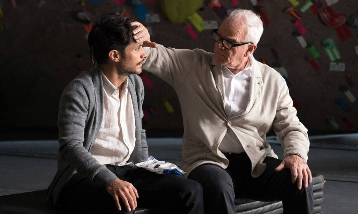 Amazon ist mittlerweile eine Mediengrösse, produziert Filme und Serien, die Golden Globes gewinnen und Hollywood das Geschäft rauben; nebenbei hat Bezos die ehrwürdige Tageszeitung «Washington Post» gekauft. Das Bild zeigt die US-amerikanische Fernsehserie «Mozart in the Jungle», die für die Amazon Studios produziert - eine sogenannte Amazon Original Serie - und bei den Golden Globes 2016 ausgezeichnet wurde.