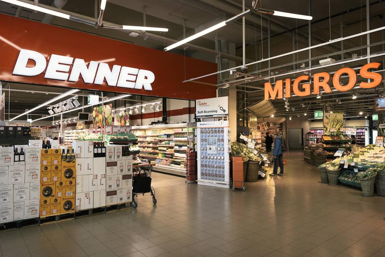 The entrances to branches of retailers Denner and Migros in Rueschlikon, canton of Zurich, Switzerland, on May 10, 2016. (KEYSTONE/Christian Beutler)