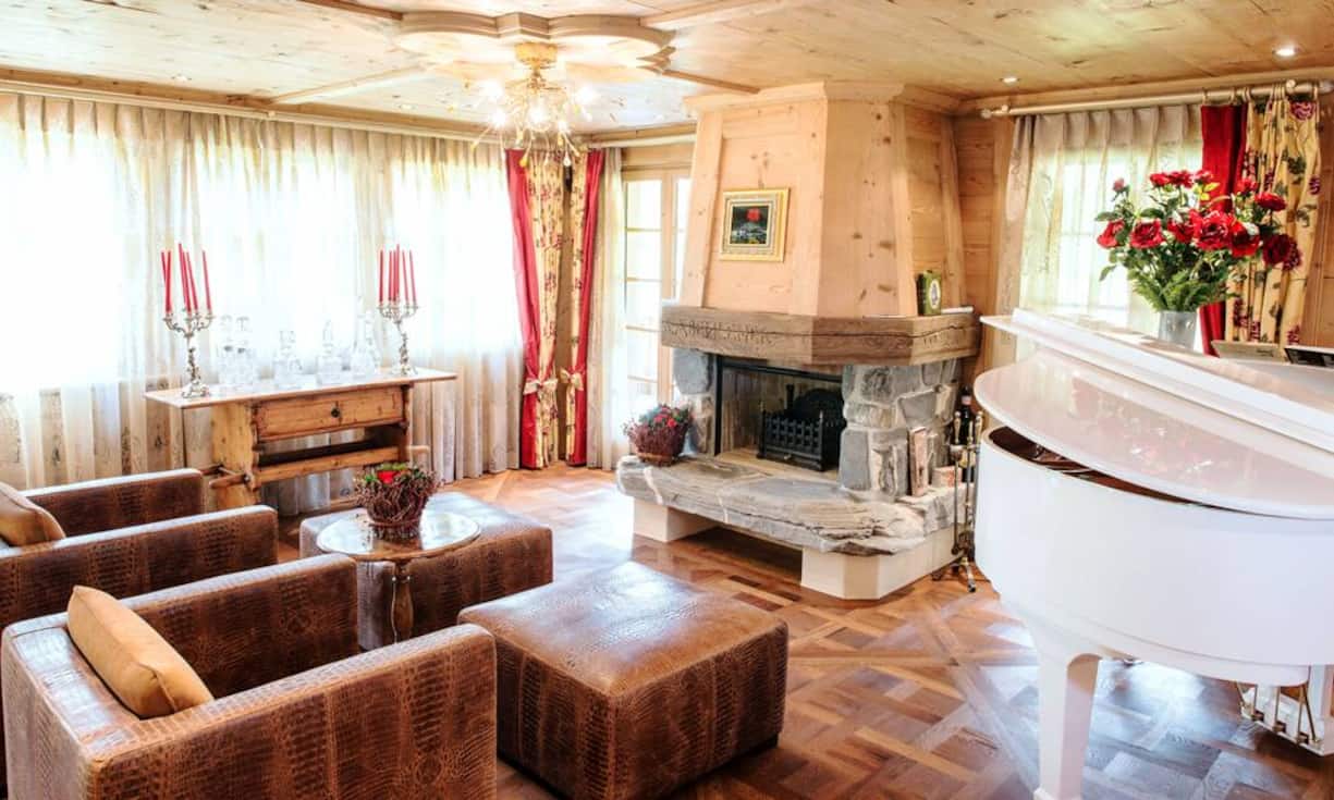 Im Obergeschoss finden sich das Wohnzimmer, Esszimmer und die Altholz-Küche. Diese Röume offen und mit wohlplatzierten Details ausgestattet. Der traditionelle Ofen, das Cheminée und der massive Holztisch geben dem ganzen Raum eine heimelige Atmosphäre.