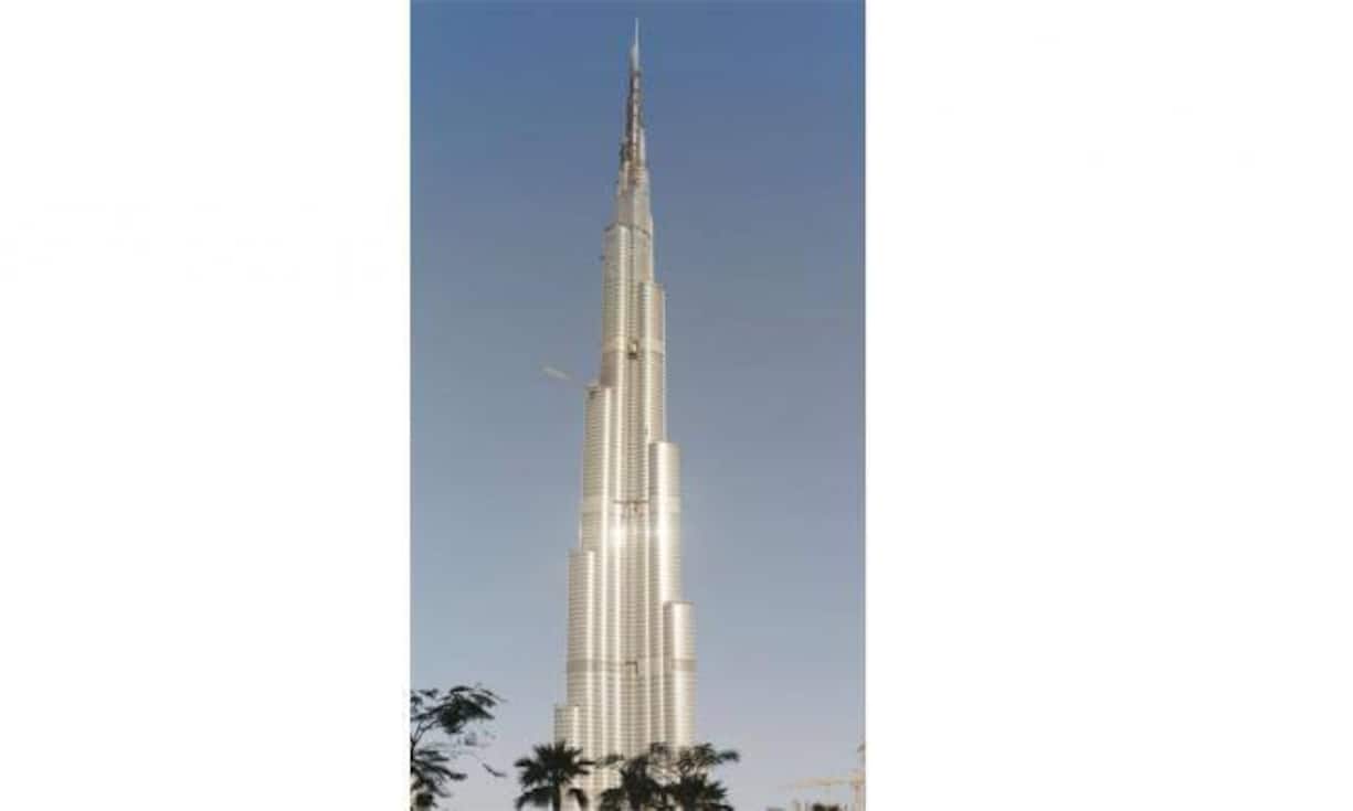 Der gewaltigste von ihnen ist der Burj Khalifa. Das höchste Bauwerk der Erde kommt auf 829 Meter und beherbergt 189 Stockwerke.