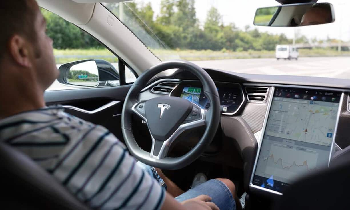 Autopilot: Seit Oktober 2015 lässt der Elektroauto-Hersteller Tesla, an dessen Spitze Musk steht, seine Fahrzeuge automatisch die Spur und den Abstand halten. Ausserdem sollen sie auch die Spur wechseln und einparken können. Kritik an dem Fahrassistenz-System kommt auf, als einige Monate später der erste Mensch bei einem Unfall in einem vom Computer gesteuerten Auto stirbt.