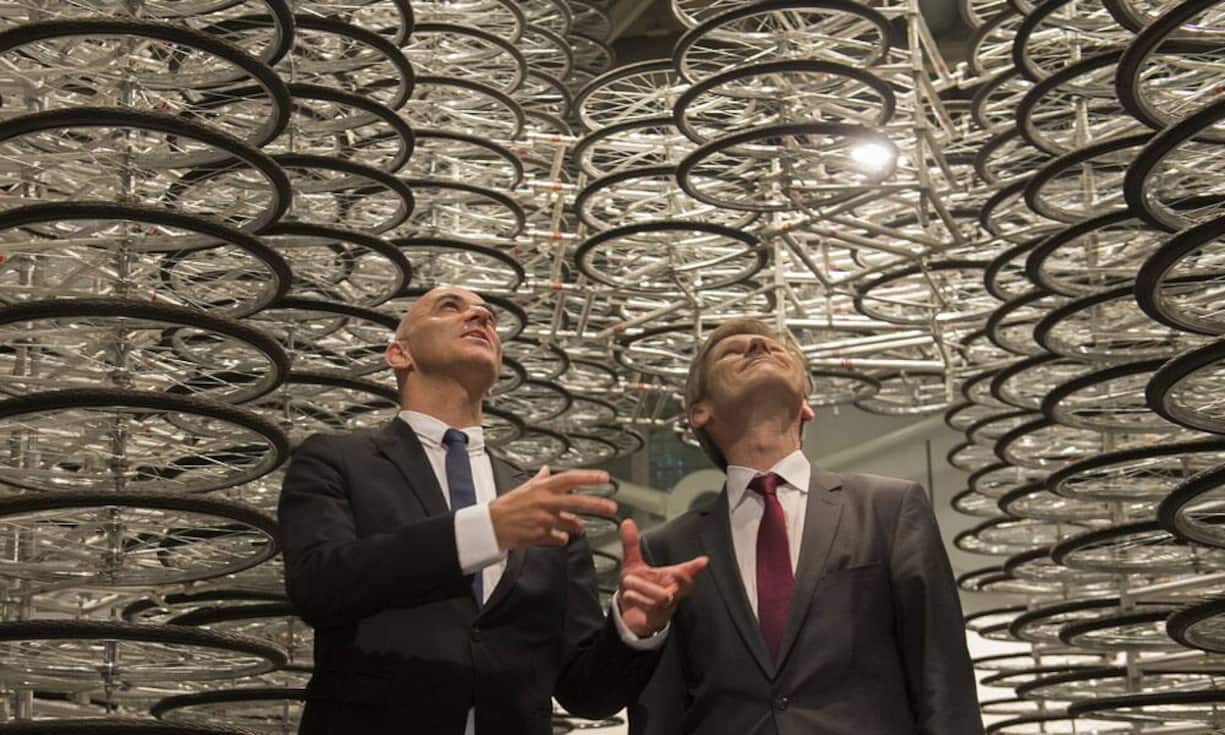 An der Kunstmesse Art Basel präsentieren 284 Galerien aus aller Welt Werke von der Klassischen Moderne bis zur Gegenwartskunst. Begleitet wird die Messe von weiteren Events und einer Ausstellung. Auf dem Bild Bundesrat Alain Berset (links) und der österreichische Minister für Kunst, Kultur, Verfassung und den öffentlichen Dienst Josef Ostermayer vor dem kunstwerk «Stacked» von chinesischen Künstler Ai Weiwei.