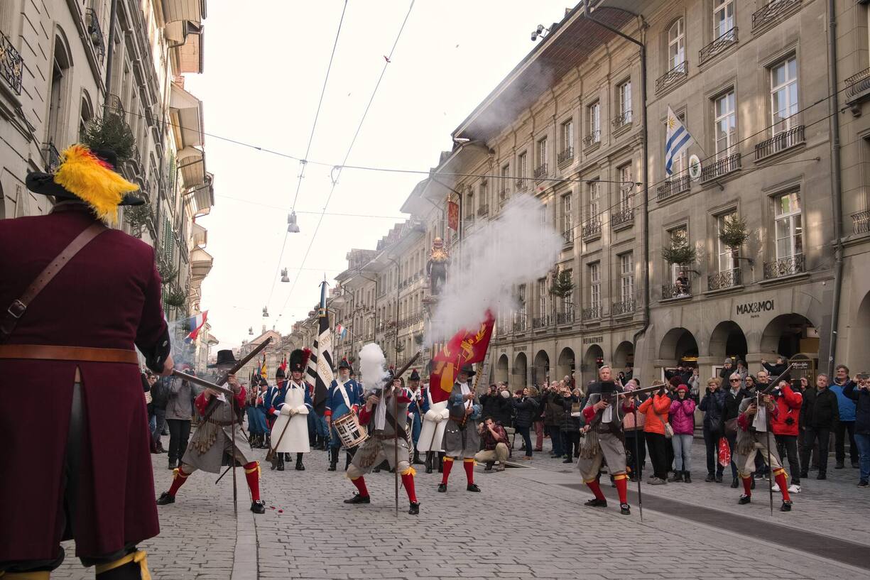Pulverdampf in Berner Altstadt: die Ehrenformation der Berner Burgergemeinde schiesst