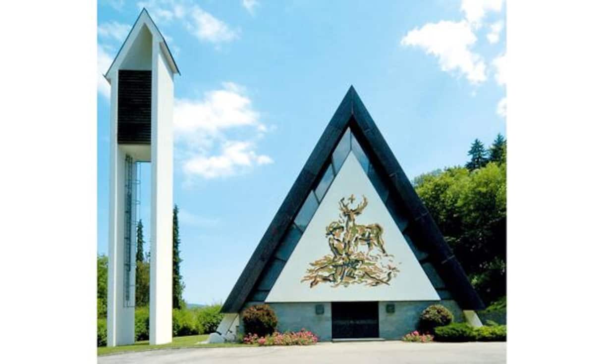 Mausoleum. Kaufhauskönig Helmut Horten liess sich zu Lebzeiten am Wörthersee ein Häuschen für seine sterb- lichen Überreste erbauen.