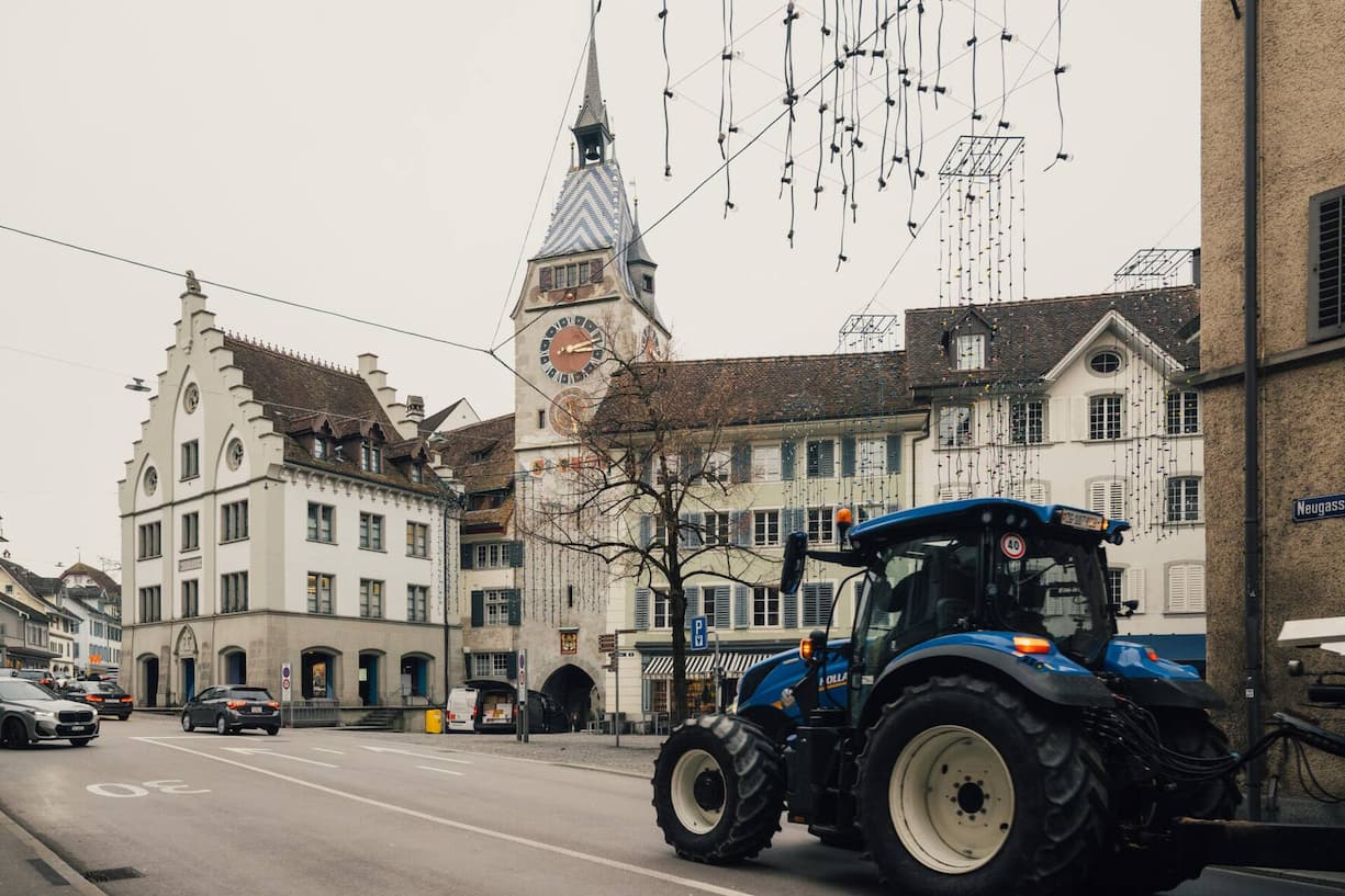 SUV reloaded: Traktoren defilieren vor dem Zytturm.