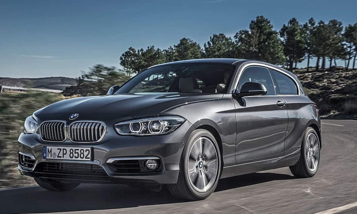 Das Facelift des 1er BMW feiert in Genf Messepremiere. Die Designer haben an der Front ordentlich aufgeräumt: Sowohl die BMW-Niere als auch die Lufteinlässe und die Scheinwerfer haben eine neue Form. Die grösste technische Veränderung ist die Motorenpalette: Zum ersten Mal bauen die Münchner Motoren mit Dreizylindern in den Kompakten ein. Der Dreizylinder-Benziner des 116i leistet dank Turbolader 109 PS. Der geliftete 1er ist ab Ende März für 22.950 Euro zu haben.BMW