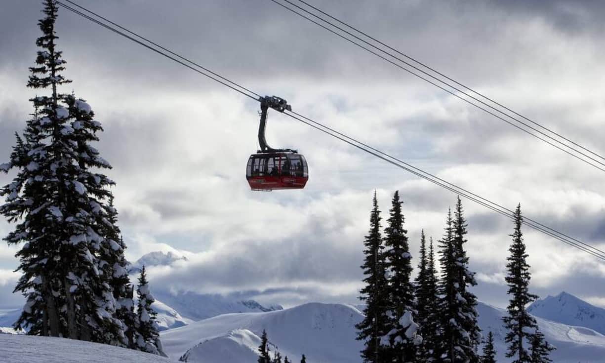 Am weitesten vom Boden entfernt: Die «Peak 2 Peak»-Gondelbahn im kanadischen Whistler entfernt sich in schwindelnder Höhe von der Erde – bis zu 436 Meter hoch. Der Ski-Lift hält noch einen anderen Rekord: Insgesamt 3,03 Kilometer Abstand besteht zwischen zwei Seilbahnstützen.   Keystone