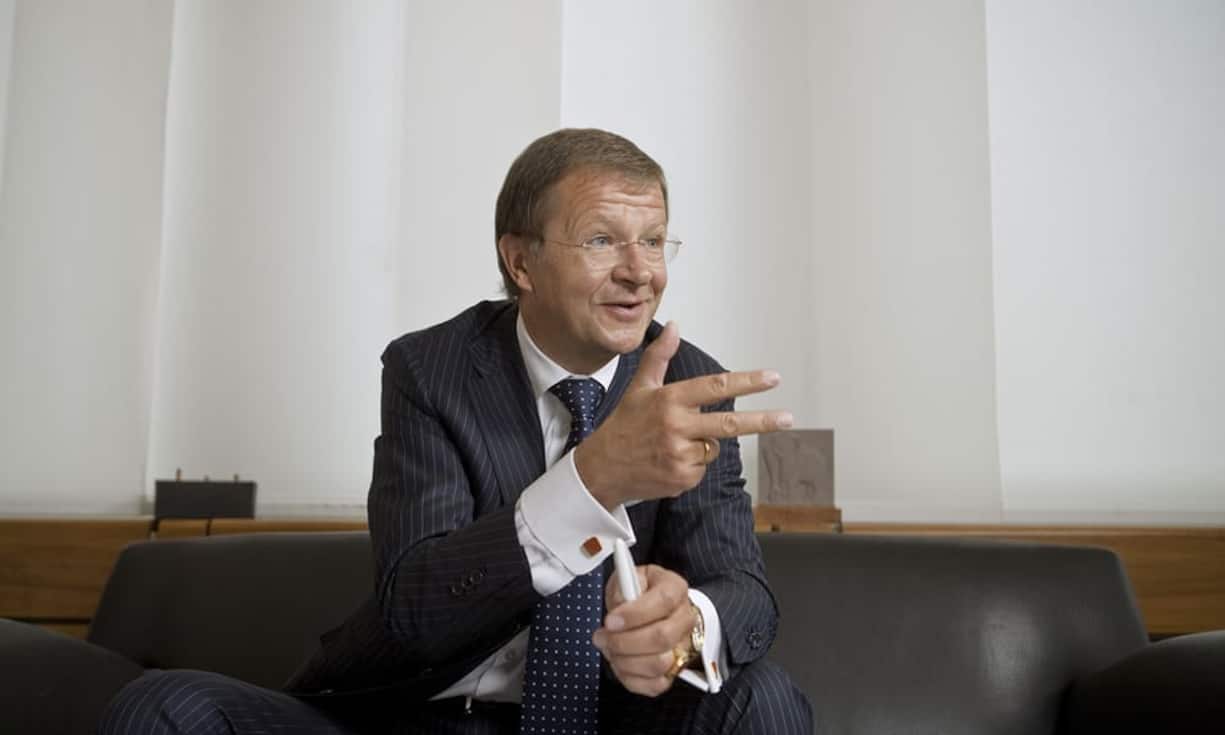 Jörg Wolle führt das Handelshaus DKSH seit mehr als zehn Jahren und hat es von der verschlafenen Firma zum milliardenschweren Serviceprovider gewandelt. Das macht sich auch auf seinem Konto bemerkbar: Sein Vermögen wird auf 200-250 Millionen Franken geschätzt - genug um bei den 300 Reichsten gelistet zu werden. Er lebt im Kanton Zürich.