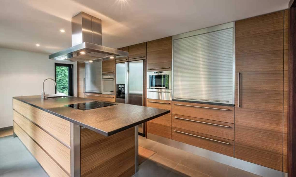 Der nach Mass angefertigte Küchenbereich ist luxuriös ausgestattet. Die Küche liegt direkt neben der überdachten Terrasse und dem Esszimmer.