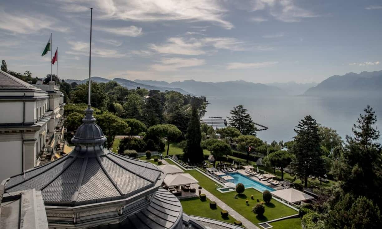 Platz 1 (1): Beau-Rivage Palace, LausanneMehr als seine Pendants in der Deutschschweiz strahlt das Luxushotel die schöne Selbstverständlichkeit von langsam gewachsenen, mit dem Energiefluss ihrer Zeit entwickelten Traditionshäusern aus. Hier kommt nostalgischer Luxus ohne Aufhebens, dafür mit dem gewissen Etwas daher. Das Team um Nathalie Seiler-Hayez verfügt über eine Leichtigkeit, die den Gast verwöhnt, ihm aber niemals etwas aufzwingt. Tina Sturzenegger