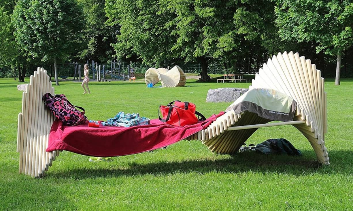 MoveArt macht Holzskulpturen erlebbar. Mit Bänken und Objekten, auf denen man ausruhen, balancieren, herumrutschen oder gar klettern kann. (Halle 3, Stand B25)