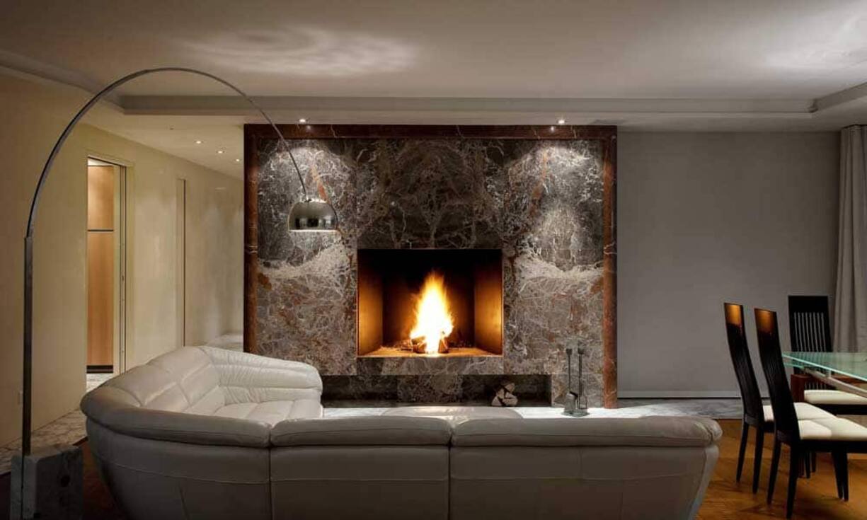 Ein offener Kamin im Wohnraum sorgt für Wohlfühlatmosphäre.