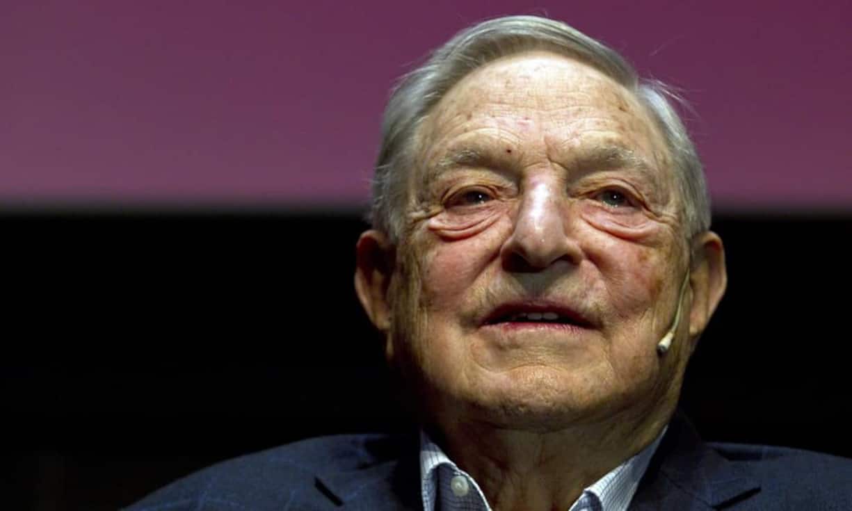 Das sind die zehn mächtigsten Männer der Wall Street*:Platz 10: George SorosVermögen: 24,9 Milliarden DollarVerwaltete Investments: 29 Milliarden DollarSelbst im hochbetagten Alter von 85 Jahren mischt die Wall-Street-Legende die Finanzwelt noch auf. Aktuell rechnet der Meisterspekulant offenbar mit einem Absturz der amerikanischen Börse und wettet nun auf Gold. *Quelle: Forbes