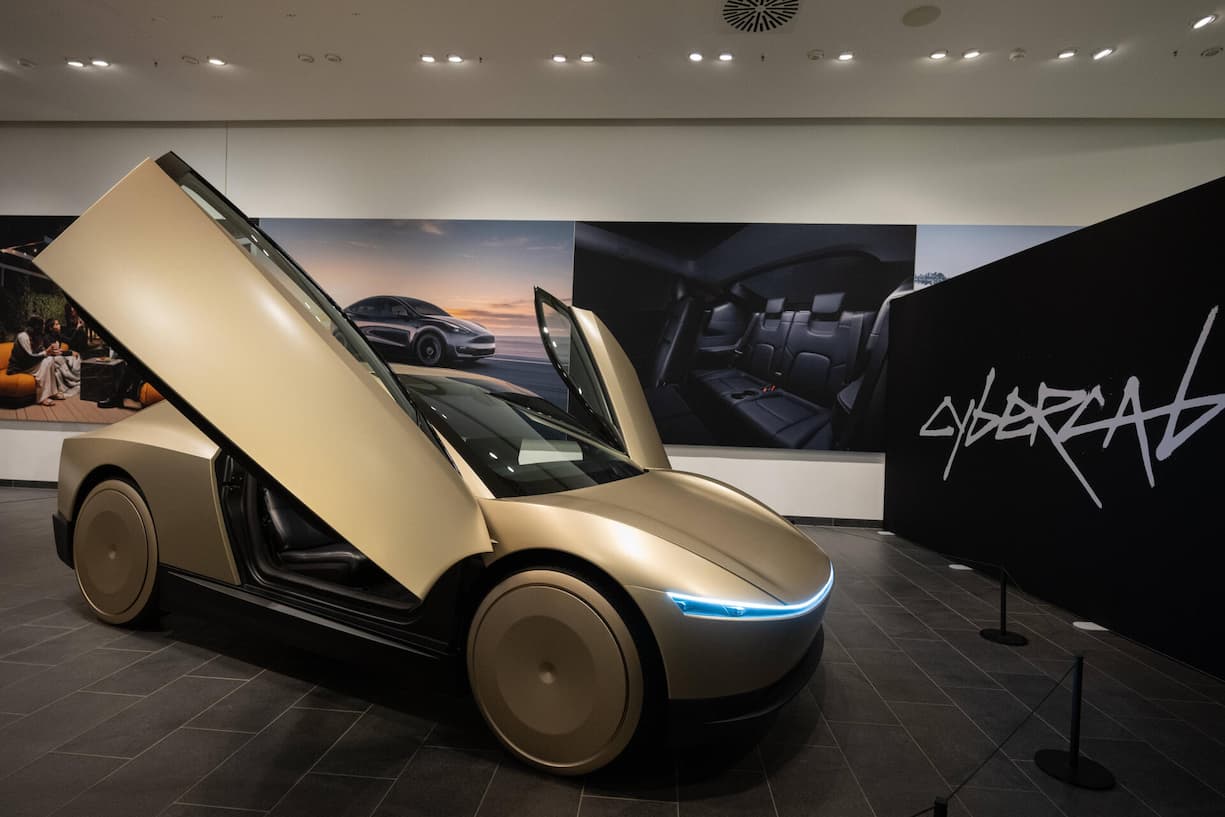 21.11.2024, US-Elektroauto-Hersteller TESLA stellt sein Autonomes Robotaxi CYBERCAB in Berlin vor. Tesla zeigt erstmals