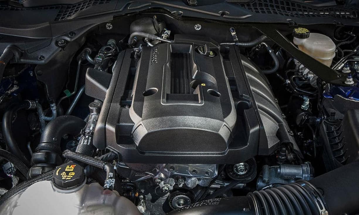 1979 kam die dritte Generation des Mustangs als Cobra-Edition mit einem 2,3-Liter-Vierzylinder-Turbo unter der Haube und bescheidenen 116 PS. Der 2,3-Liter-Ecoboost-Turbo im neuen Mustang hat 314 PS und stemmt 434 Newtonmeter (Nm) Drehmoment auf die Hinterachse.