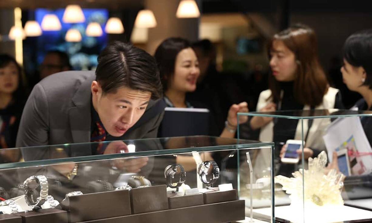 Ein Besucher aus Asien bestaunt die Longines-Kreationen.