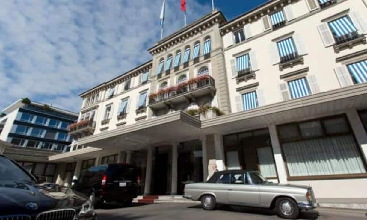 27.05.2015: Tatort Zürich: Hier im noblen Fünfsternhotel Baur au Lac erfolgt am frühen Morgen der Zugriff: Sechs männliche Fifa-Offizielle werden abgeführt, ein siebter von der Kantonspolizei im Laufe des Vormittags festgesetzt. Der Vorwurf: Verwicklung in Bestechungsdelikte. Die Festnahme erfolgt auf Antrag der US-Justiz. Am Fifa-Hauptsitz in Zürich konfisziert die Bundesanwaltschaft Dokumente und Dateien.