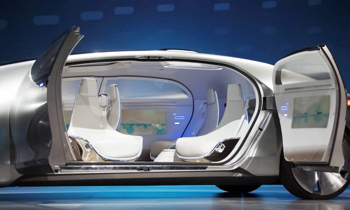 Das Modell hat zwar noch ein Lenkrad, die Vordersitze sind allerdings drehbar. So können sich Fahrer und Beifahrer auf Wunsch den hinten sitzenden Insassen zuwenden, um von Angesicht zu Angesicht miteinander zu sprechen oder zu arbeiten.