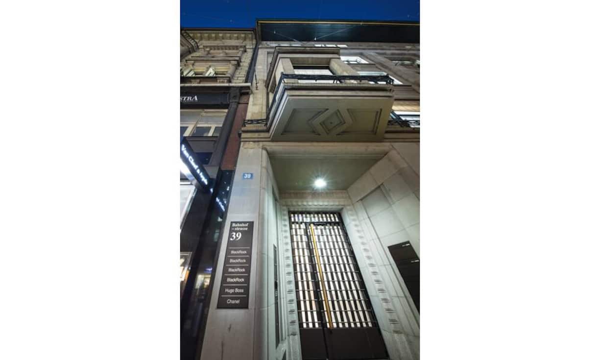 Die Niederlassung von Blackrock in der Schweiz befindet sich selbstbewusst zentral an der Bahnhofstrasse 39 unweit des UBS-Hauptsitzes. Mittlerweile 100 Angestellte belegen dort vier Stockwerke. Damit ist Zürich der viertgrösste Firmensitz von Blackrock in Europa, noch vor Frankfurt oder Paris.