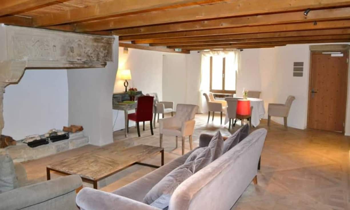 ... zahlreiche Nebenräume und Nebengebäude.