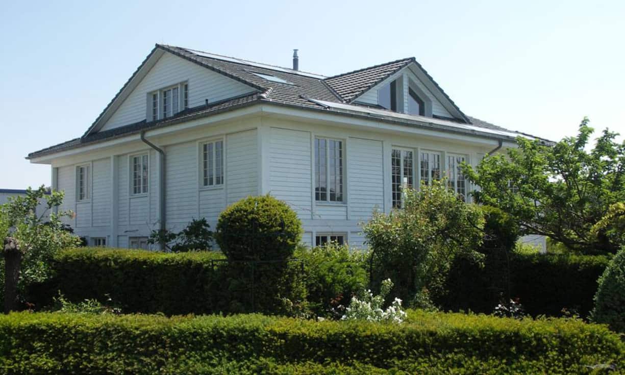 Die Villa aus dem Jahr 2009 steht im Dorf Sutz-Lattrigen auf einer Grundstückfläche von 1'883 Quadratmetern und entspricht einem hochwertigen Baustandard.