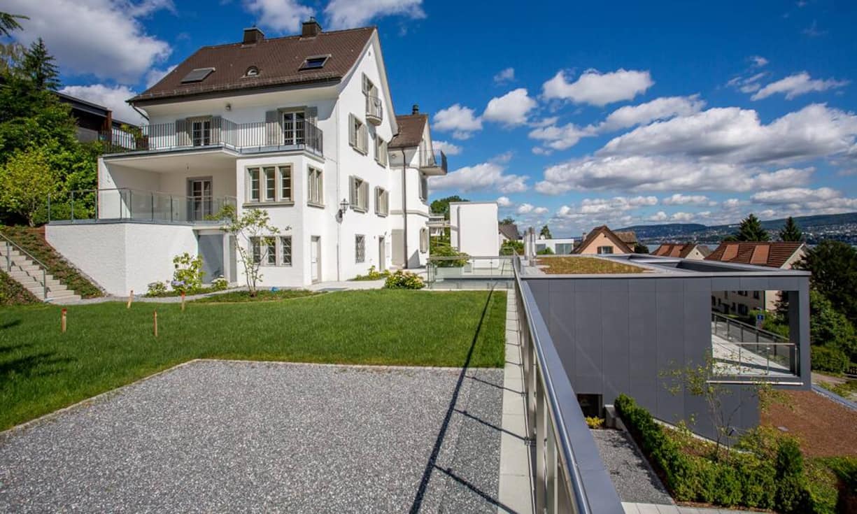 Auf dem Grundstück von 914 m² in der zürcherischen Seegemeinde Kilchberg gibt es neben einer grossen Wiese auch vier Garagen. Eine zweite Wohnung kann durch das Schliessen der Verbindungstüre schaffen.