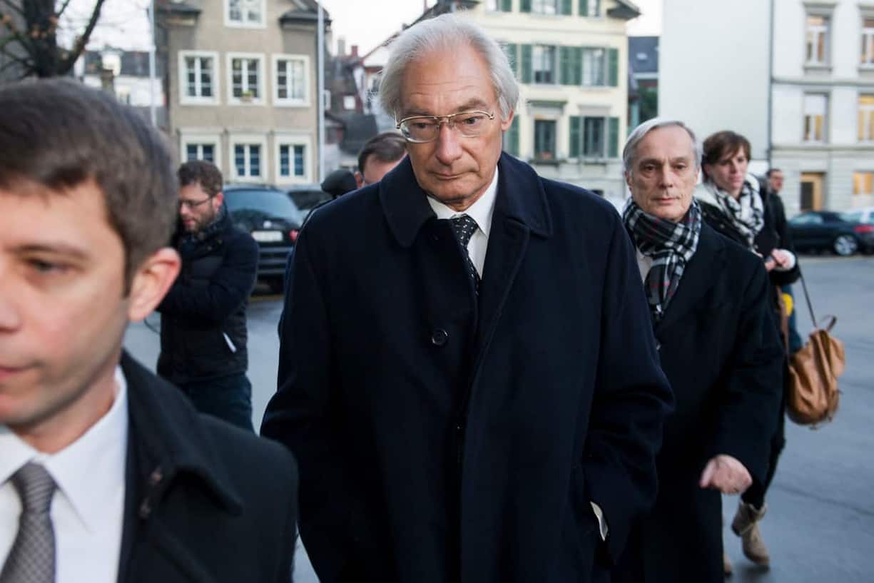 Rolf Erb und im Hintergrund sein Anwalt Lorenz Erni