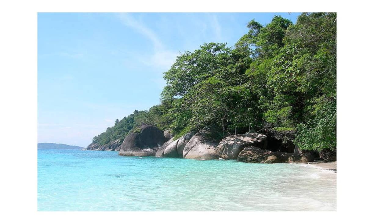 Die neun unbewohnten Similan-Inseln liegen in der Andamanensee und bilden zusammen mit zwei weiteren Inseln den Nationalpark Mu Ko Similan. Das Meer rund um die Similan-Islands gilt bei Schnorchelrn und Sporttauchern als eines der schönsten Reviere der Welt. (Bild: Wikimedia/Electrostatico/CC)