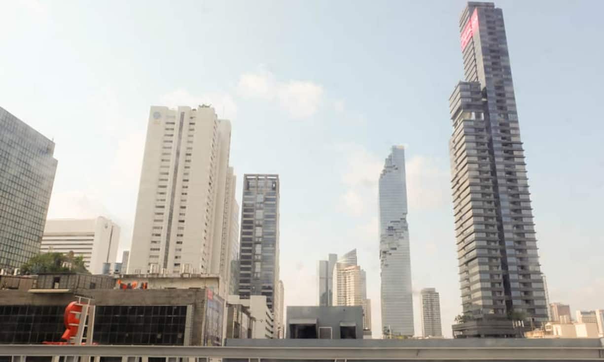 Das futuristische Hochhaus von Ole Scheeren wird die Skyline der Stadt prägen. Maha Nakhon scheint aus einzelnen Glasquadern zu bestehen. Der optische Effekt wird verstärkt durch ein Band versetzter Elemente die von weitem als verpixelte Spirale erscheinen.
.angels./CC