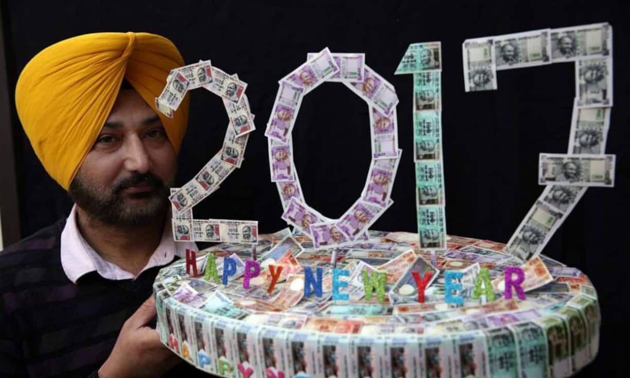 Humor beweist dieser indische Künstler. Sein Kunstwerk zum neuen Jahr besteht aus Rupienscheinen. Seit der radikalen Bargeldreform bewegt dieses Thema das Land.