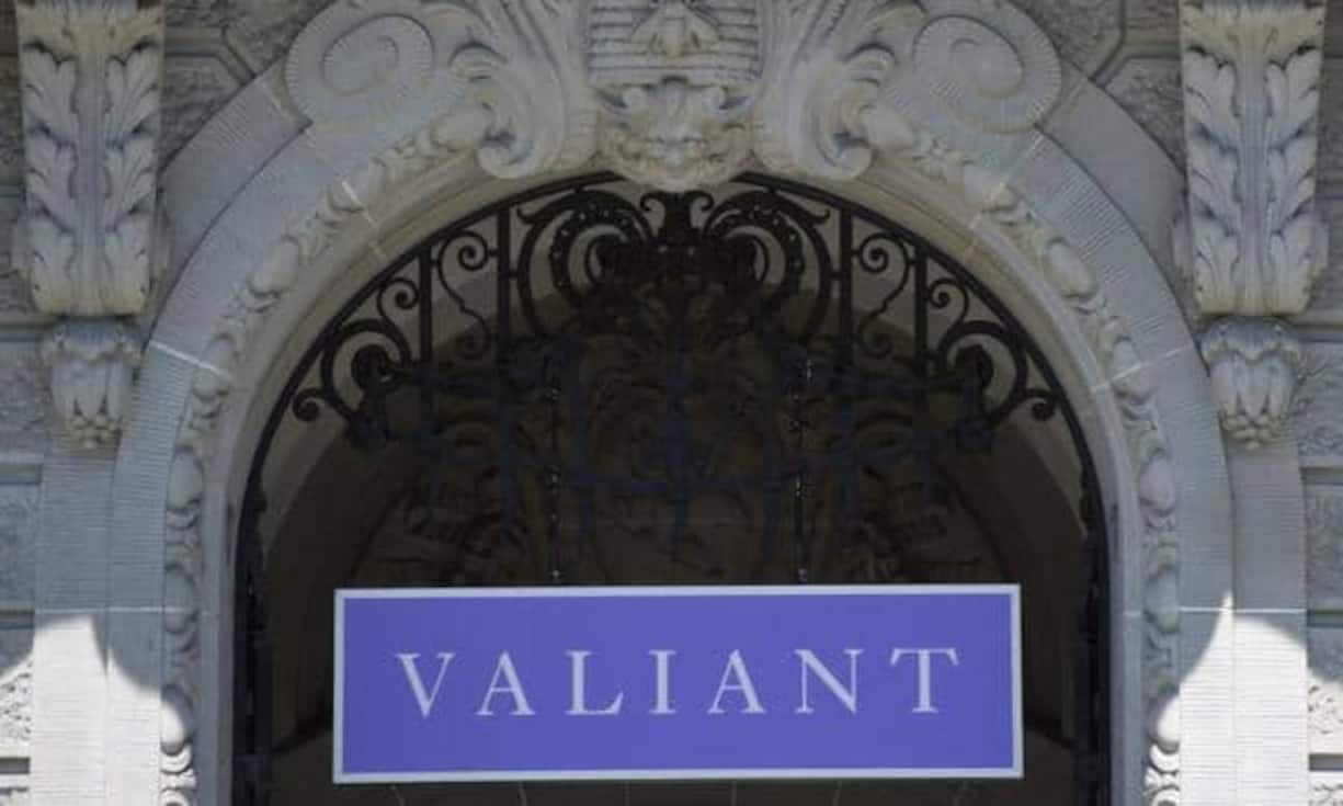 Die Valiant Bank ist im Frühjahr 2012 von der Finma abgemahnt worden. Der Vorwurf: Die Bank hatte im Oktober 2010 den Kurs der eigenen Namenaktien künstlich hoch gehalten. Dann stürzte die Aktie um 22 Prozent ab. Die Valiant Bank argumentierte später gegen die Finma. Die Aktienkäufe seien aufgrund zweier geplanten Übernahmen erfolgt, die dann doch nicht zustande gekommen seien.