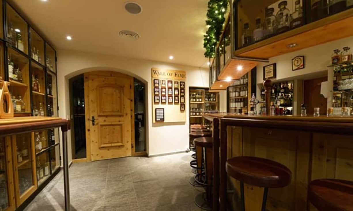 Mehr als 2500 Sorten Whisky stehen hier in den riesigen Vitrinen: Die Bar Devil's Place im Hotel Waldhaus am See in St. Moritz ist nicht nur Anlaufstelle für reiche St. Moritz-Urlauber, sondern auch für erfahrene Whisky-Liebhaber.