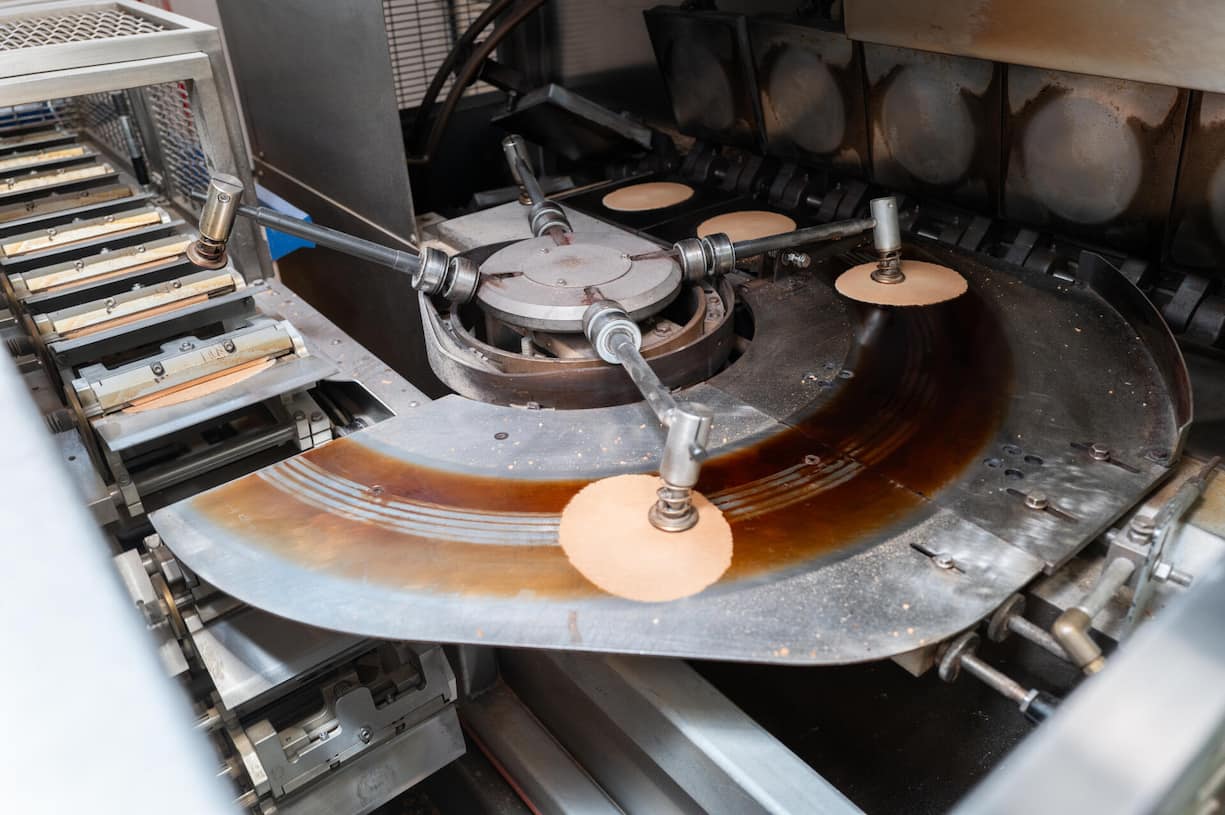 Automatisiert: Auf dieser Maschine wird der Waffelteig gebacken. Danach sollte das Biskuit laut Dieter Bachmann «furztrocken» sein.