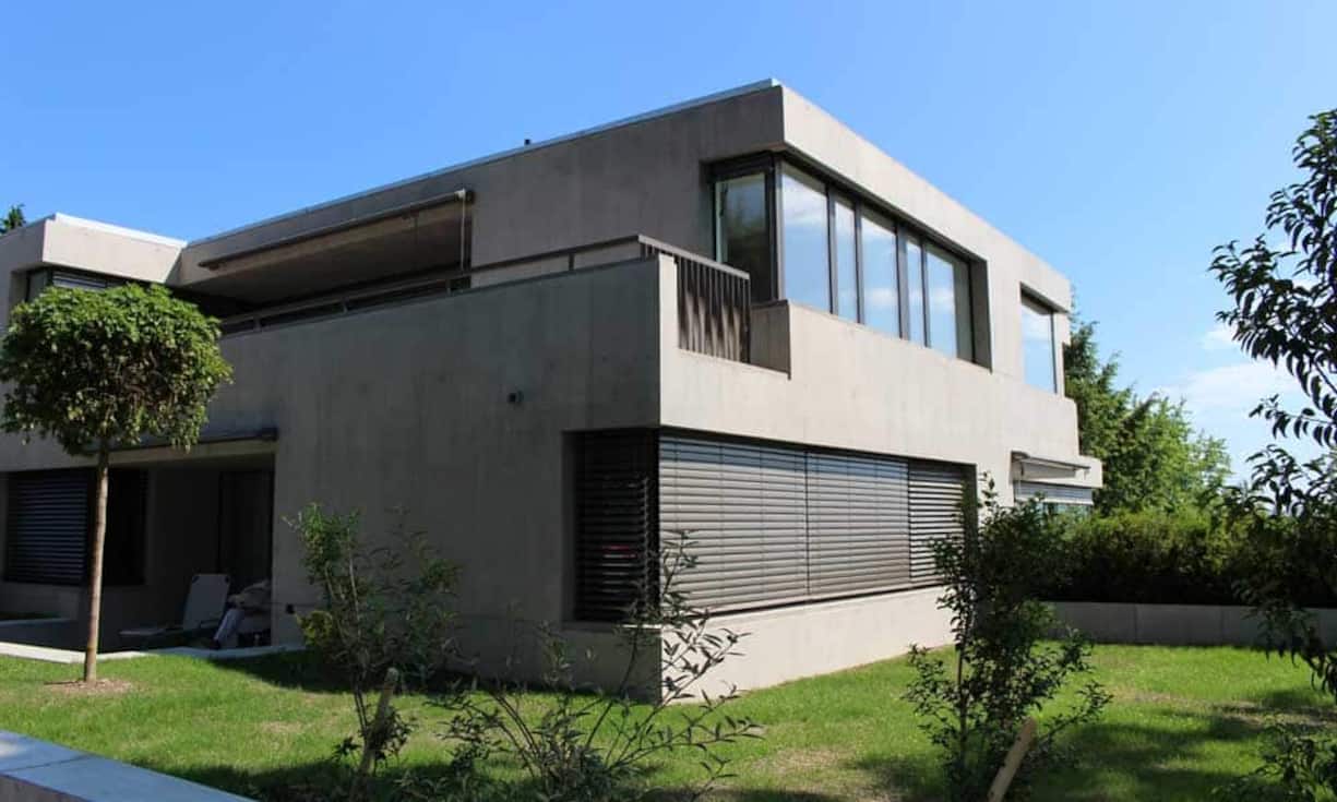 Der Neubau liegt erhöht zwischen dem Zürich- und dem Greifensee in der Gemeinde Maur. Preis: 1'980'000.-  Quelle und Bilder: Engel & Völkers