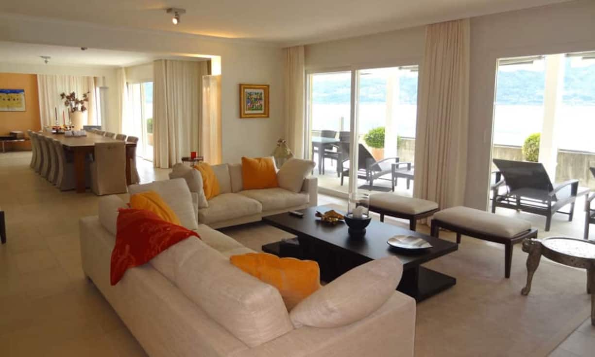 Vom gesicherten Eingangsbereich mit grosser Halle gelangt man mit dem Lift direkt zur 5,5-Zimmer-Wohnung. Der Ausbaustandard ist durchgehend hochwertig.