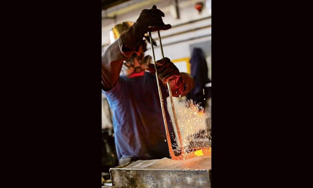 Die Männer arbeiten im Schichtbetrieb rund um die Uhr.