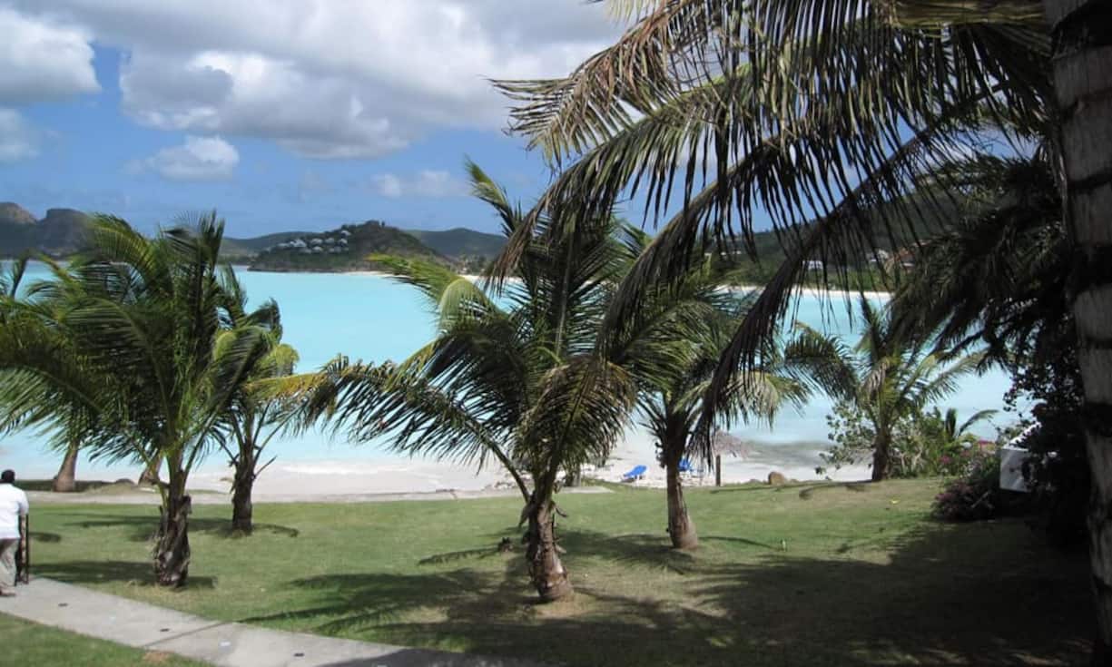 Platz 5: Antigua, KaribikGünstige Windverhältnisse sorgen für ein Seglerparadies, türkisfarbenes Wasser, offene, weite Strände, 365 an der Zahl, und damit für jeden Tag einen anderen, kaum Niederschlag. Die Landschaft ist geprägt von Palmen, Ananas- und Baumwollfeldern. Staatsbürgerschaften gibt es ab Immobilieninvestments von 400'000 Dollar. Durchschnitts-Hauspreis: 1,5 Millionen Dollar.theobine/Flickr/CC