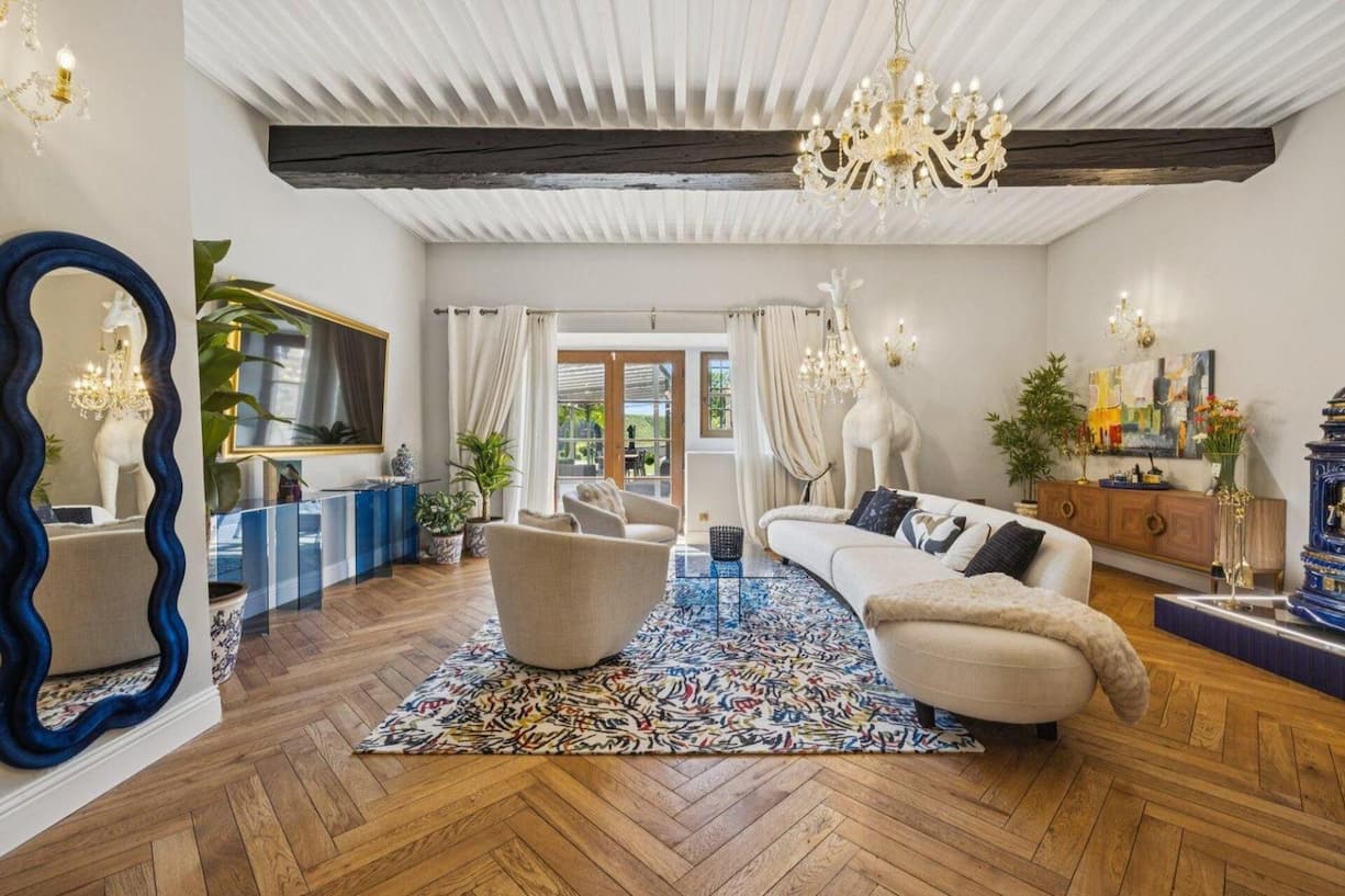 Insgesamt bietet es 18 Zimmer und 10 Badezimmer.