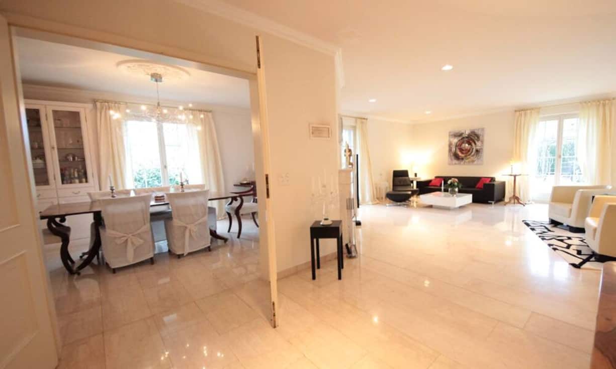 Bodentiefe Fenster sorgen für ein helles Wohngefühl und bieten Zugang zu der Aussenanlage.