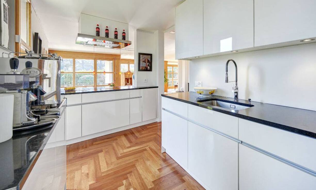 Neben einer modernen offenen Küche steht Ihnen ein geräumiger Wohn- und Essbereich zur Verfügung.