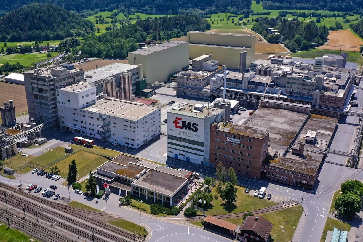 Die EMS-Chemie Holding AG in Domat-Ems mit der Drohne fotografiert, aufgenommen am Freitag, 10. Juli 2020, bei der Halbjahres Bilanz Medienkonferenz fuer Januar 2020 bis Juni 2020 der EMS-Chemie Holding AG im Buendnerischen Domat-Ems. Die EMS-Gruppe erzielte im 1. Halbjahr 2020 einen Nettoumsatz von 849 Millionen Franken und ein Betriebsergebnis von 229 Millionen Franken. Die Nettoliquiditaet stieg von 696 Millionen Franken auf 864 Millionen Franken. (KEYSTONE/Eddy Risch)
