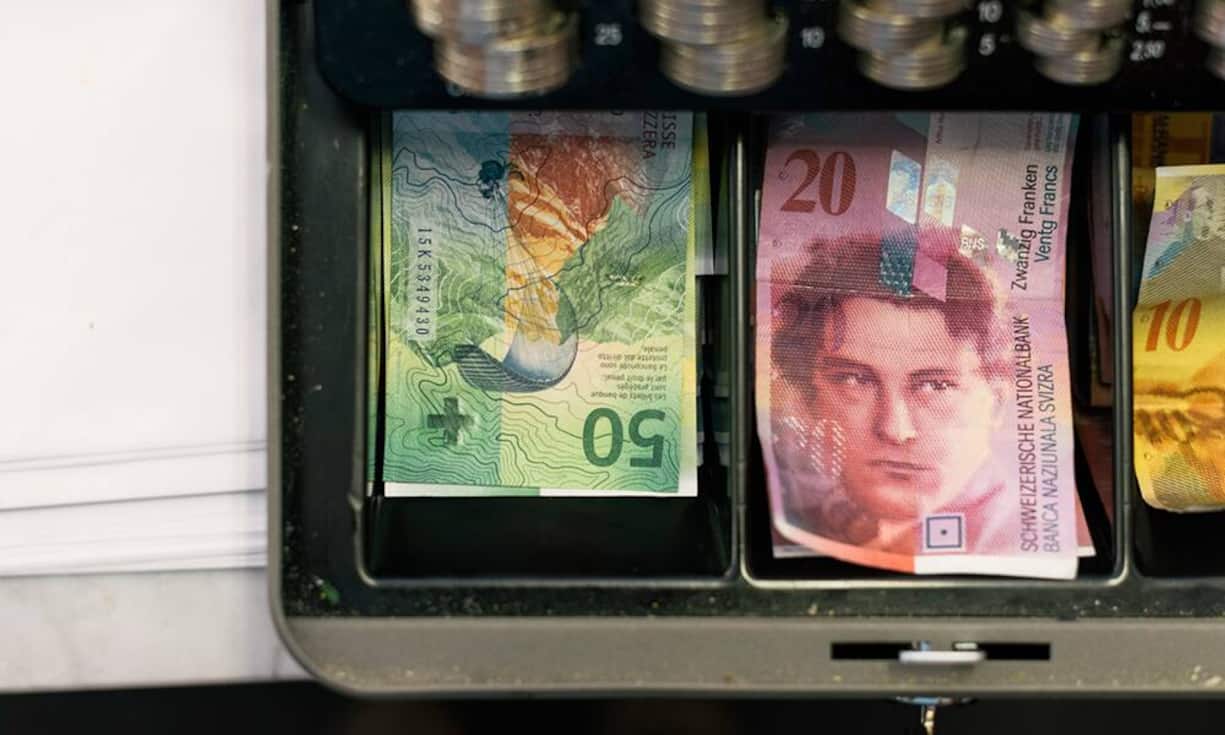 Heute fliessen 17 Prozent der Einnahmen aus dem Demografieprozent der Mehrwertsteuer in die Bundeskasse. Künftig kommt der gesamte Betrag der AHV zu. Deren Einnahmen steigen dadurch um rund 610 Millionen Franken.