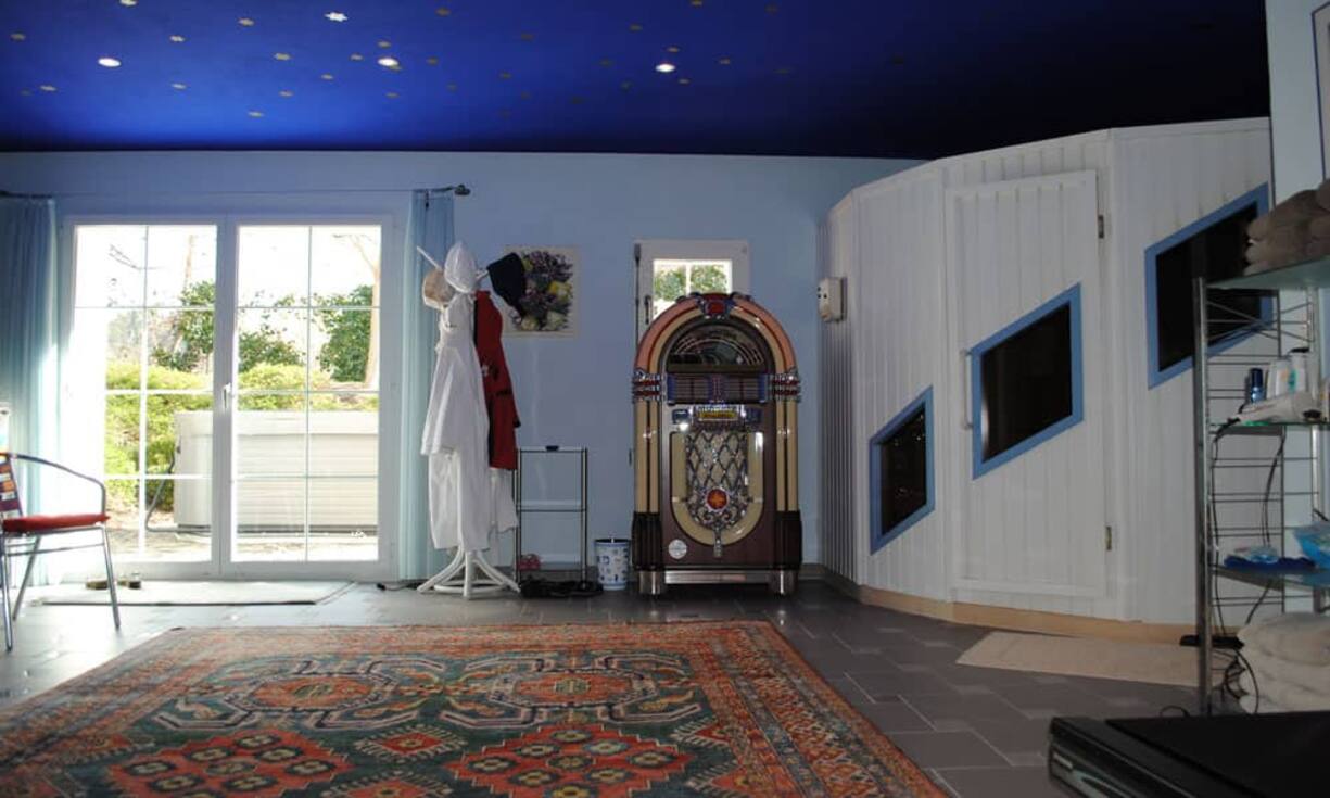 Sämtliche Böden wurden als Marmor- oder Parkettböden verlegt. Die grossen Fenster schaffen in den hohen Räumlichkeiten ein helles Ambiente.