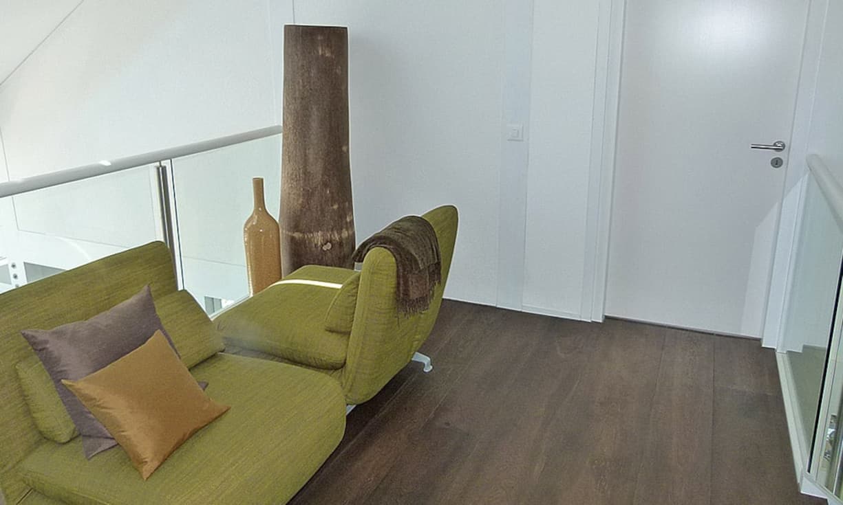 Von der Galerie, welche zwischen den Schlafzimmern liegt, sieht man herunter...