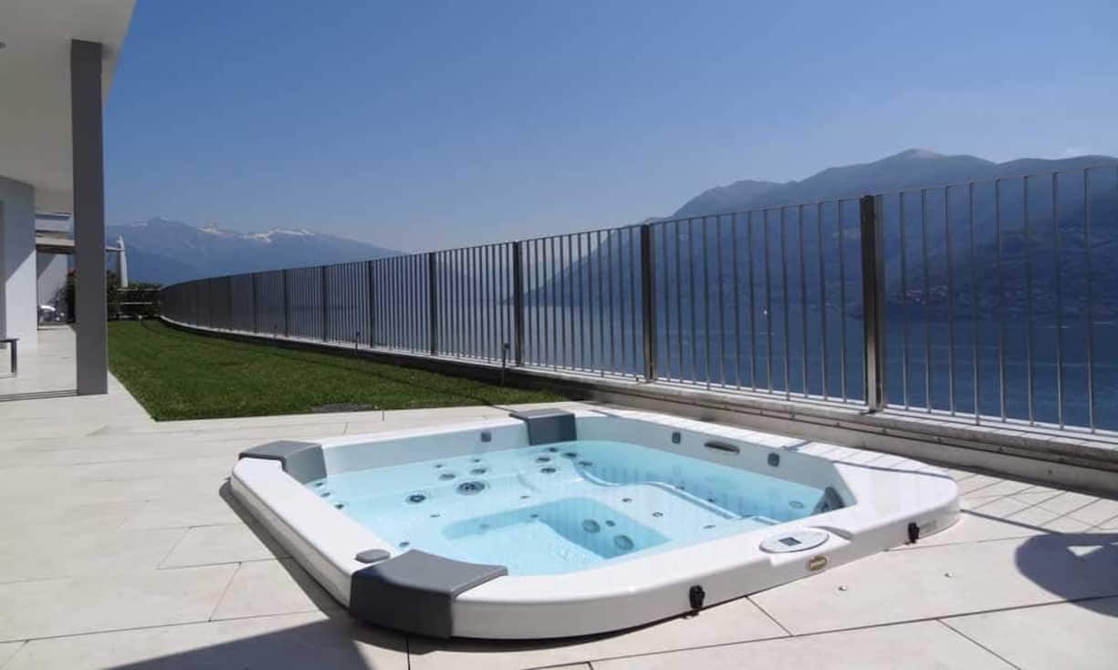 Zur Villa gehört ein grosser, privater Wellnessbereich mit Dampfsauna, Fitness, Ruheraum, Whirlpool und weiteren Annehmlichkeiten.