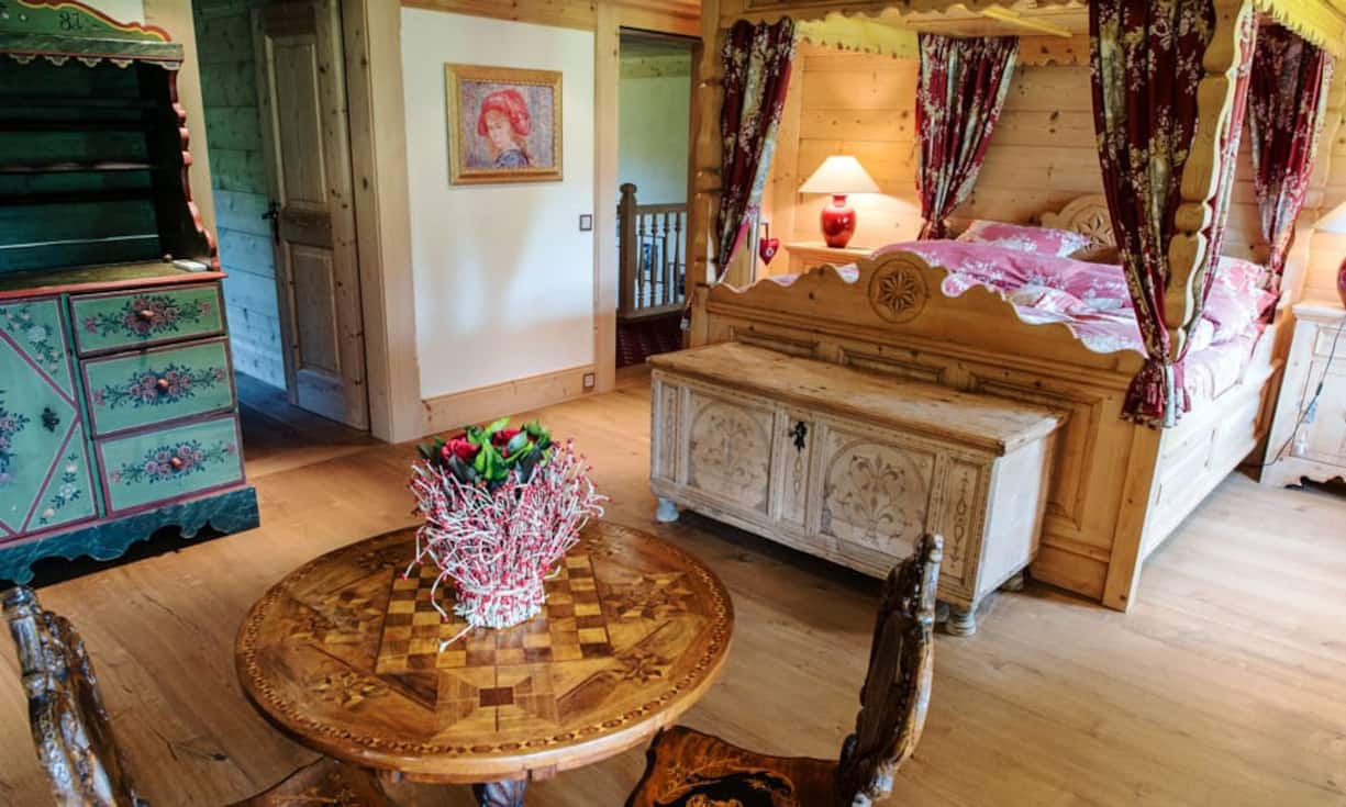 Mit dem Lift oder der Treppe gelangt man in das Dachgeschoss, wo drei Schlafzimmer eingerichtet sind. Das Masterschlafzimmer verfügt über zwei Garderoben, ein Badezimmer mit Badewanne und separater Toilette. Die beiden weiteren Schlafzimmer sind ebenfalls mit En-Suite Badezimmer ausgestattet.